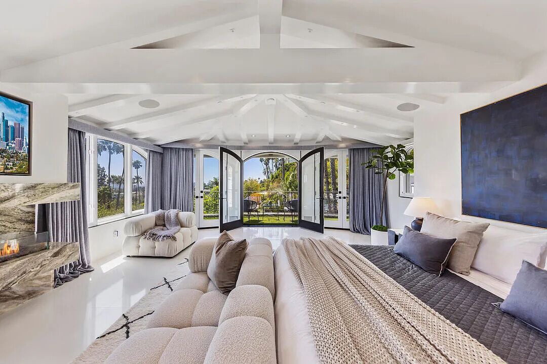 Photo of Livingroom in Beverly Glen