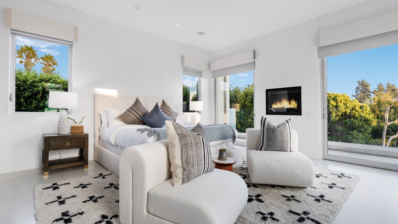 Photo of Livingroom in Beverly Glen