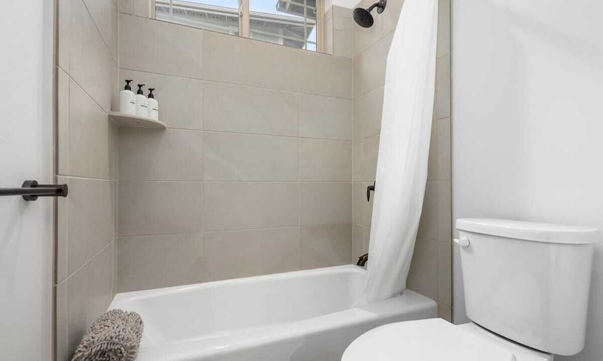 Photo of Bathroom in Makaha Valley
