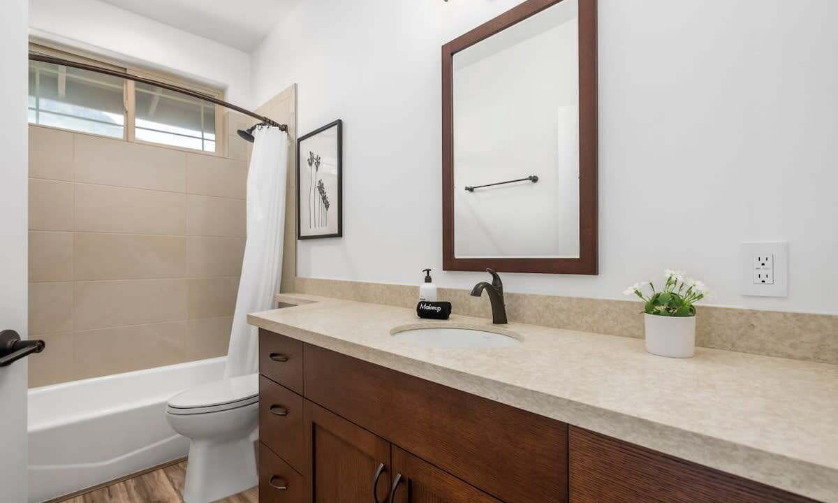 Photo of Bathroom in Makaha Valley