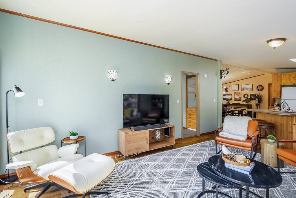 Photo of Livingroom in Gold Bar