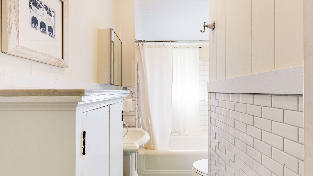Photo of Bathroom in Diamond Head - Kapahulu - St. Louis