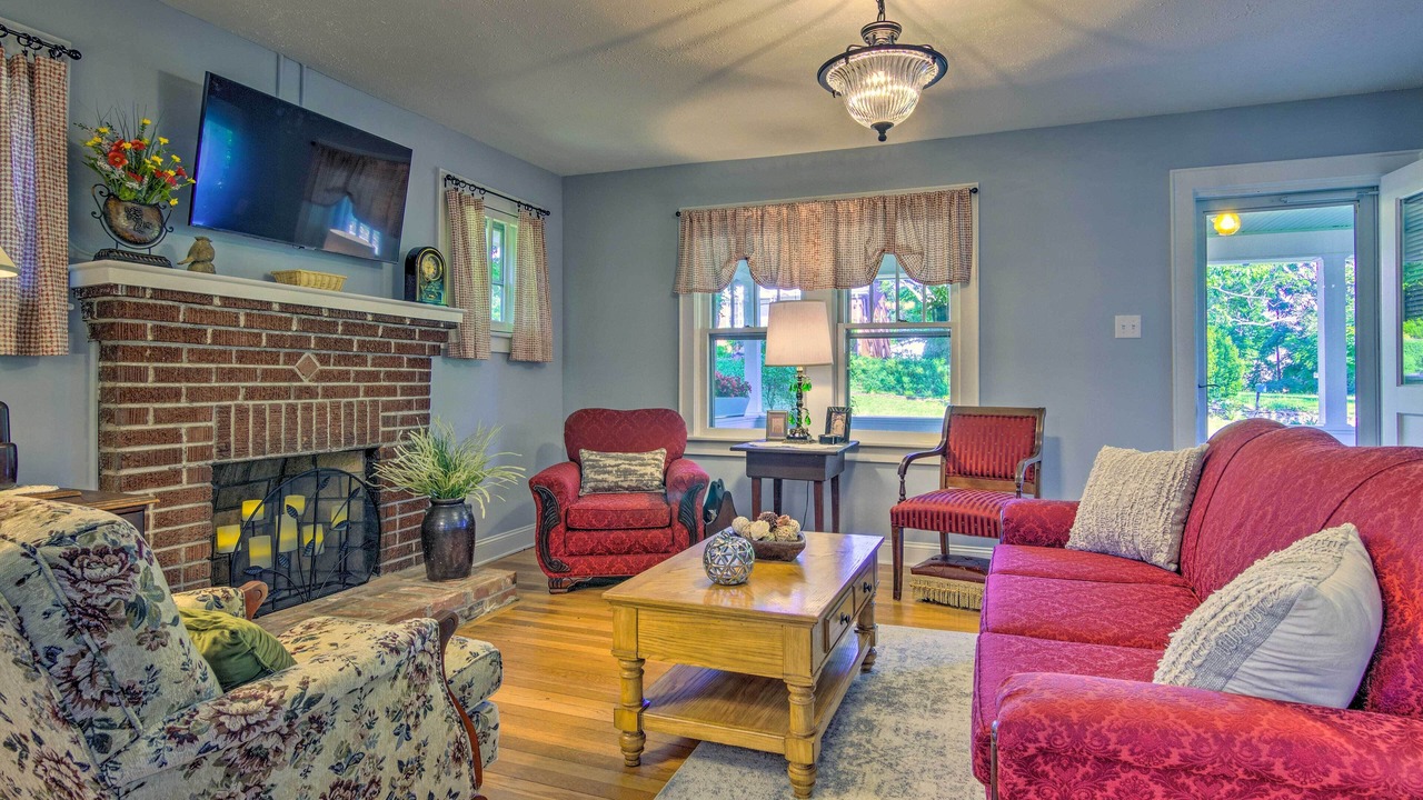 Photo of Livingroom in Mars Hill