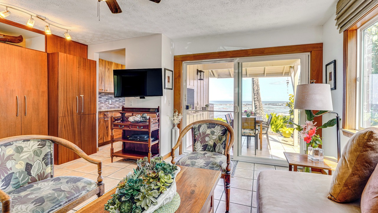Photo of Livingroom in Kahaluu Bay