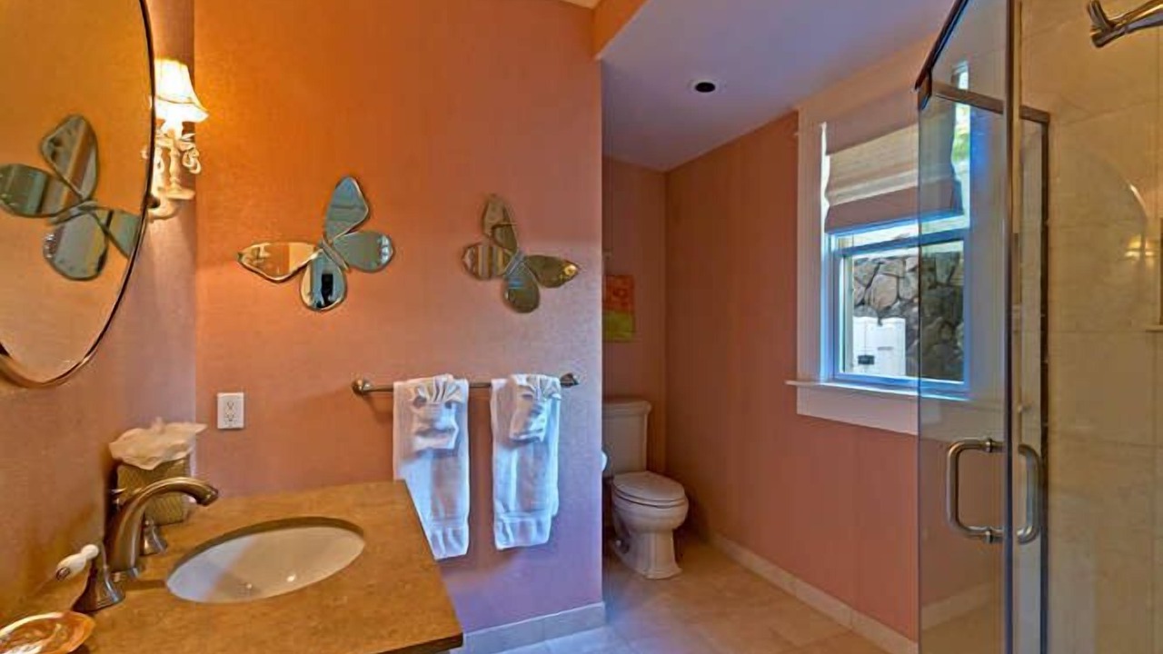 Photo of Bathroom in Kuliouou - Kalani Iki