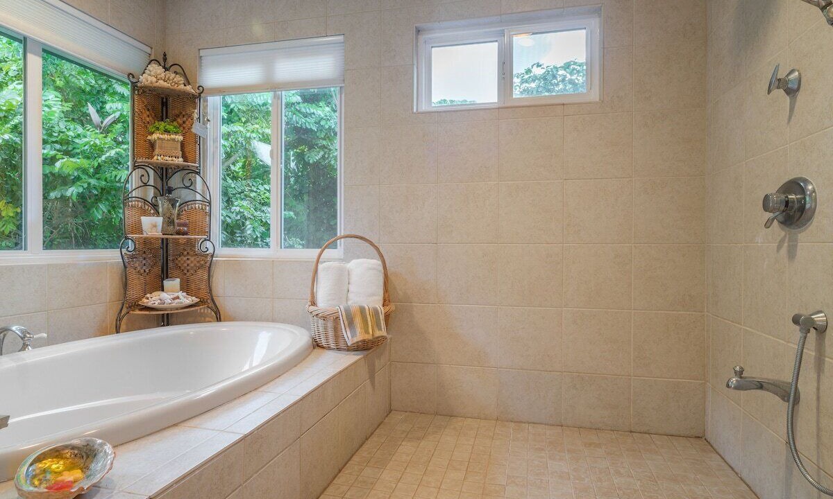Photo of Bathroom in Ka'a'awa