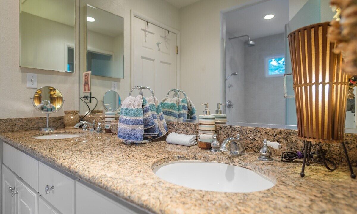 Photo of Bathroom in Ka'a'awa