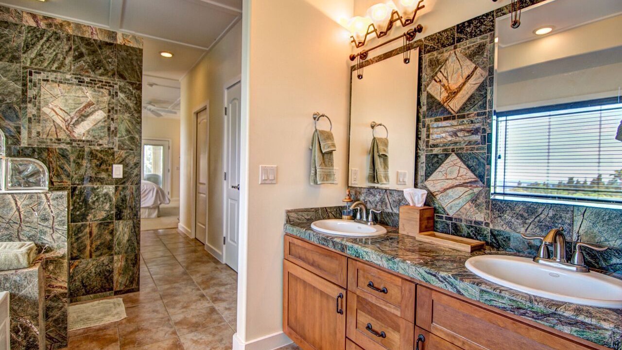 Photo of Bathroom in Honokaa
