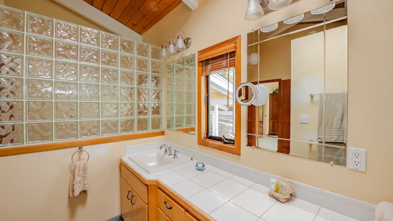 Photo of Bathroom in Kona Palisades