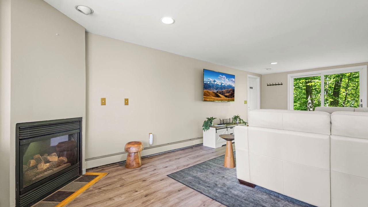 Photo of Livingroom in Town of Aurora