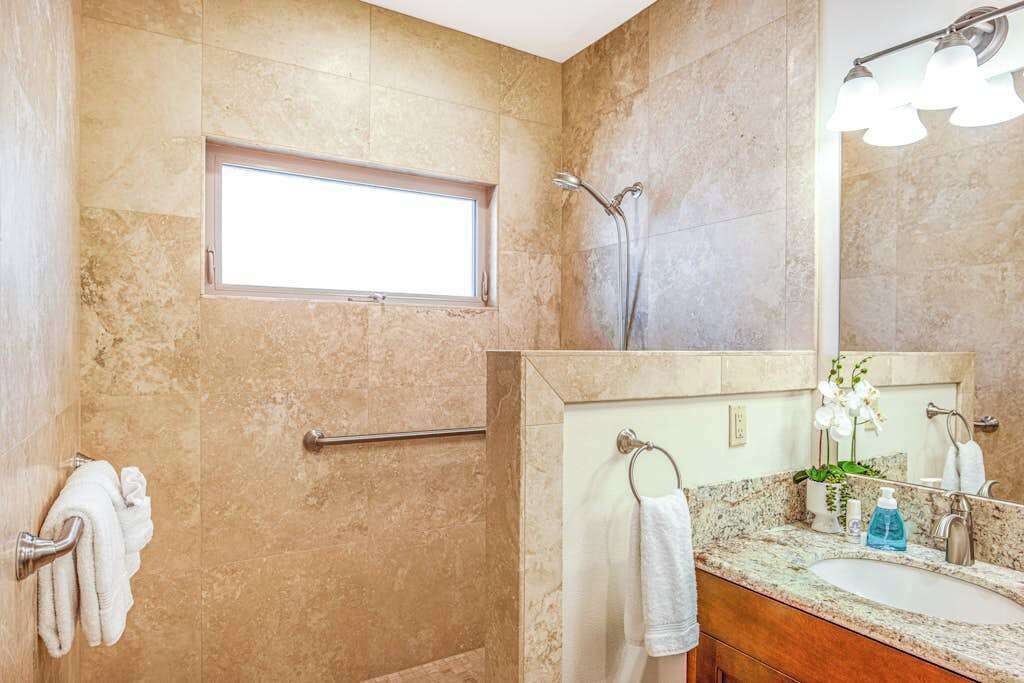 Photo of Bathroom in Alii Heights Mauka