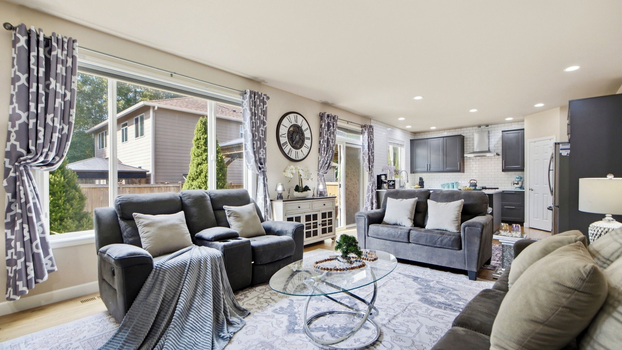 Photo of Livingroom in Paine Field-Lake Stickney
