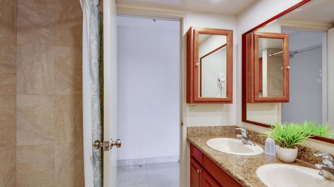 Photo of Bathroom in Diamond Head - Kapahulu - St. Louis