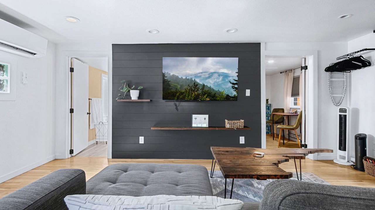 Photo of Livingroom in Depot Bench