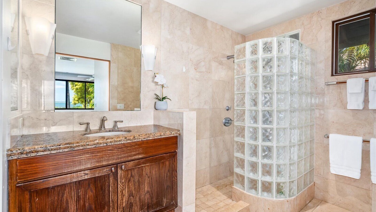 Photo of Bathroom in Hawaii Loa Ridge