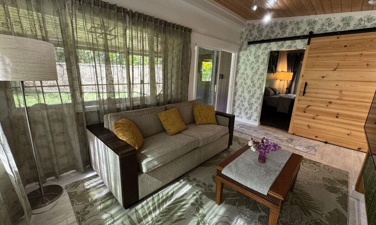 Photo of Livingroom in Leilani Estates