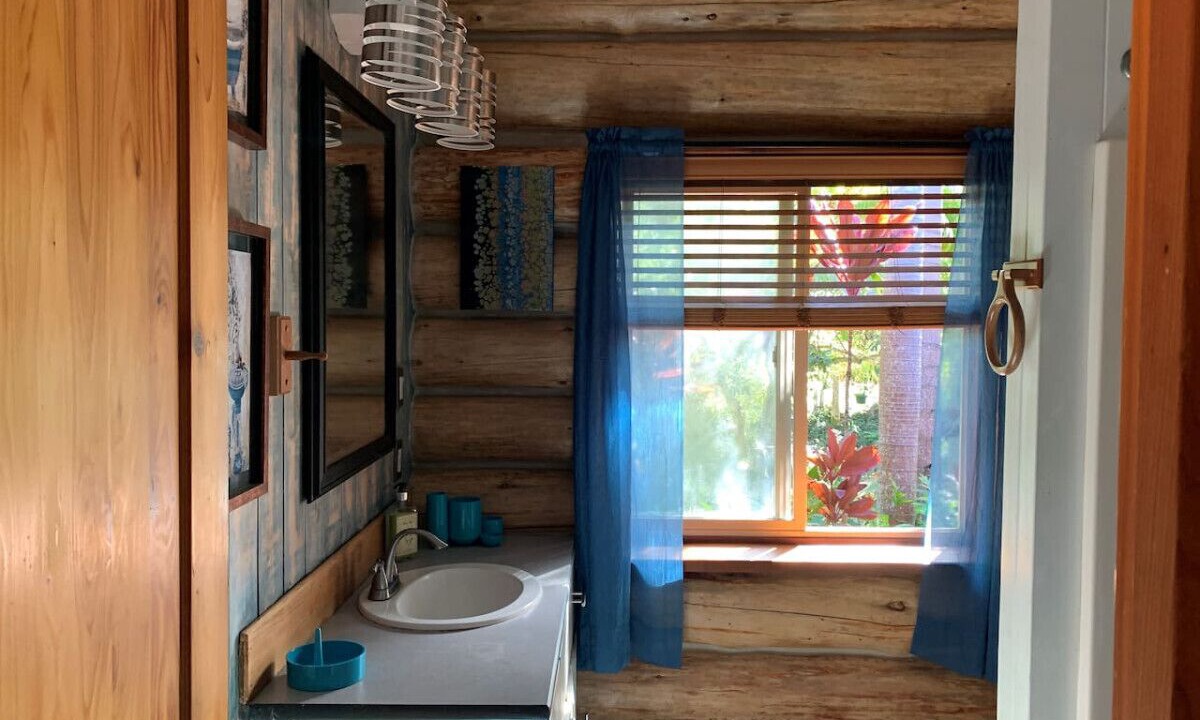 Photo of Bathroom in Kukuihaele