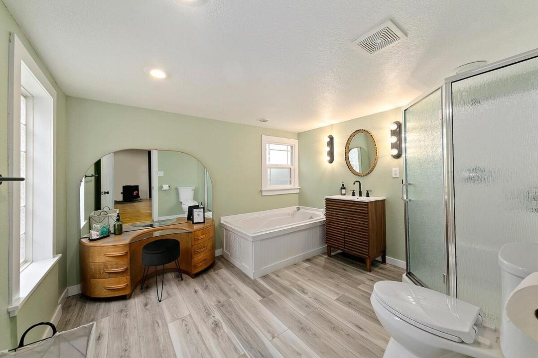 Photo of Bathroom in Depot Bench
