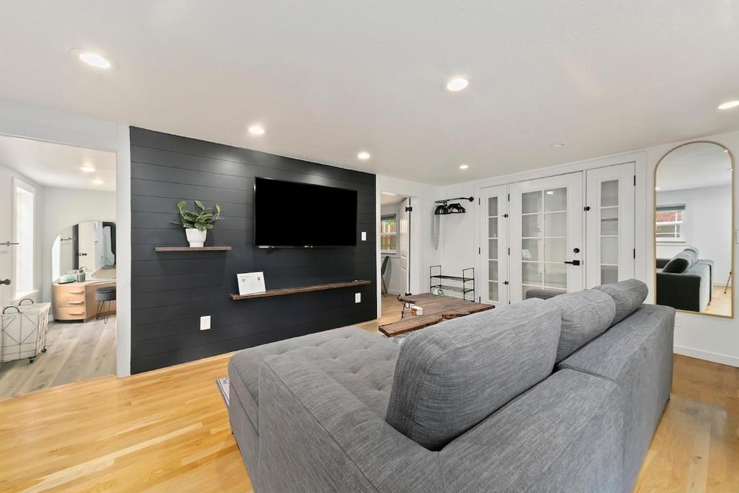 Photo of Livingroom in Depot Bench