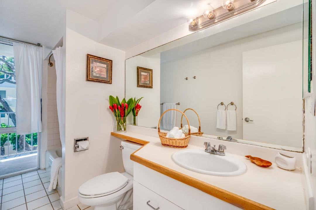Photo of Bathroom in Diamond Head - Kapahulu - St. Louis