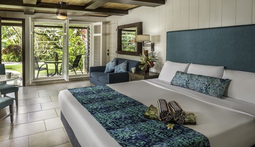 Studio, 1 King Bed, Pool View
