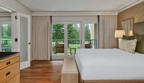 Deluxe Room, 1 King Bed, Lanai, Partial Ocean View (Hearing Accessible)