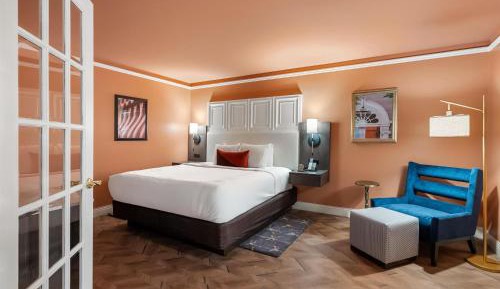 Two-Room King Suite with Sofa Bed, Kitchenette and Walk-In Shower - Non-Smoking