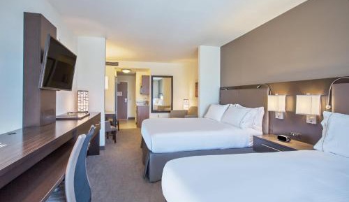Queen Suite with Hearing Accessibility - Non-Smoking
