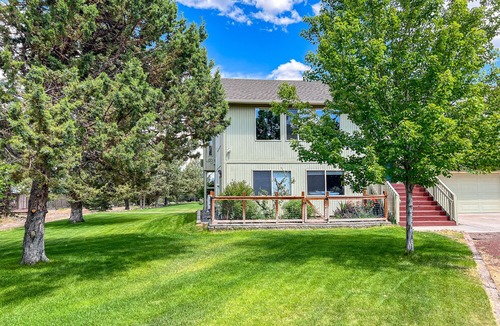 Crooked River Ranch House | Your Place Amongst the Mountains | House in Terrebonne with wood stove & games