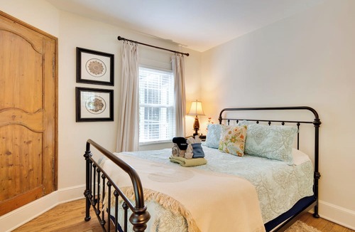 Royal Pines Cottage | 7 Mi to The Biltmore: 'Le Canard' Cottage w/Porch
