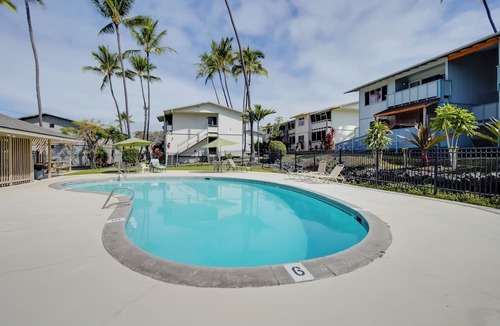 Historic Kailua Village Apartment | Sunny Central Condo: Lanai & Community Pool Access