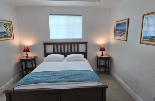 Pepeekeo Cottage | Ocean View Couple's Cottage with Fruit Orchard