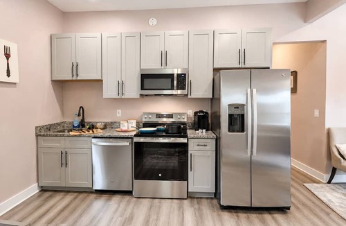 Atlanta House | Cozy 4BR with Porch, King Bed Near Mercedez Benz & Downtown, Pet Friendly