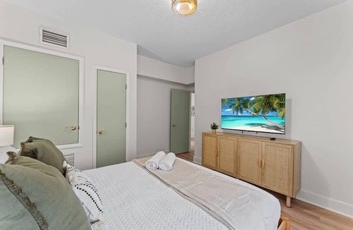Historic Downtown Kissimmee House | Super Boho Waterfront Retreat w Fishing Views