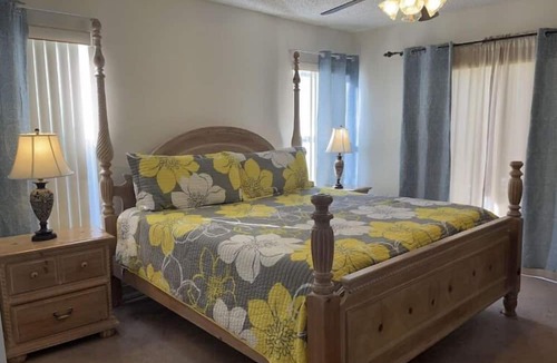 Crescent Lakes House | South Facing W/Private Pool & Spa