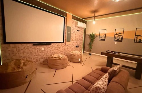 Four Corners House | Upstay Family Home w Cinema Pool BBQ Clermont