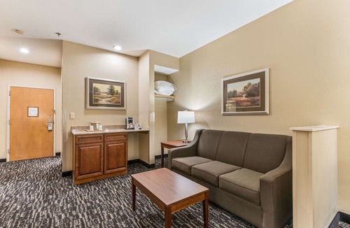 Flat Rock Hotel | Quality Inn & Suites Hendersonville - Flat Rock