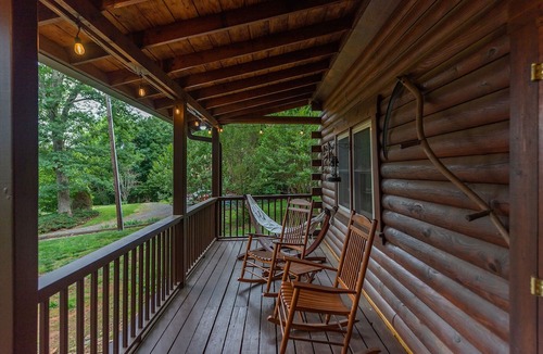 Weaverville House | Luxury 5BDR Retreat Log Cabin and Horses