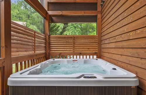 White Oak Lodge Cabin | Family Friendly Cabin, Mountain Views, Easy Roads, Pool, Hot Tub, Game Room