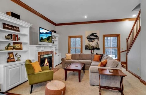 Salamanca Ski Chalet | Ellicottville Treetop Retreat: All seasons Ellicottville Chalet
