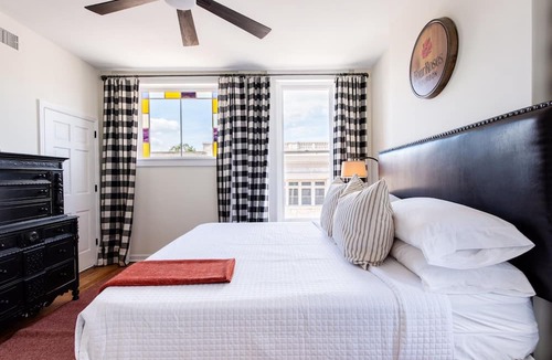 Versailles Hotel | Historic Woodford Buffalo Trace Distil - Sleeps 24