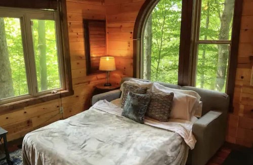 Slade Cabin | Tanzanite- The "GEM" with a Hot Tub & WiFi!