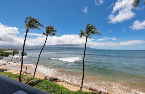 Maalaea Condo | Beachfront ocean View Condo With Unobstructed Ocean Views. 5 star reviews *