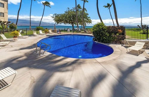 Maalaea Condo | Beachfront ocean View Condo With Unobstructed Ocean Views. 5 star reviews *