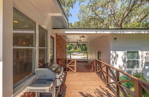 Saint Simons Heights House | Peachtree Oak Ctg: 3BR Family Retreat | Breathtaking Marsh Views | Spacious Backyard
