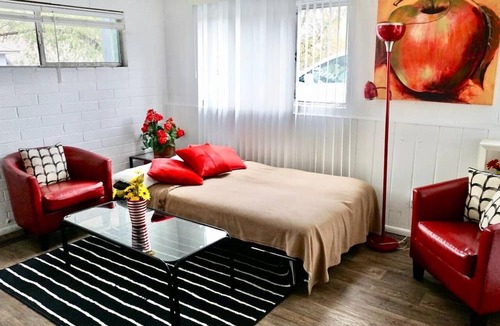 Lower Avenues Apartment | Fully furnished and equipped 30+ day rental near hospitals and University of Utah. Ideal for Traveling Nurses, internships, students, extended medical care or relocation. Free parking. Washer/dryer. Queen bed. Quiet neighborhood. Equipped kitchen.