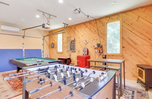 Blakeslee Cabin | ⛷️⛱️⛰️Family Lake Front❤️HotTub☆Fireplace☆Boat/Fish☆Games☆Families☆Dogs+