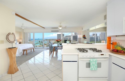 Waikiki Condo | Million-Dollar Ocean Views! Steps from Beach! Full Kitchen
