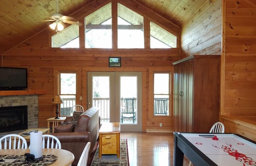 Gatlinburg Cabin | Huge 1MBR/2BA, sleeps 8, Pet Friendly, Pool, Mt view