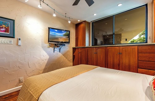 Maalaea Condo | Oceanfront, Split AC, King, Pool, Beachfront